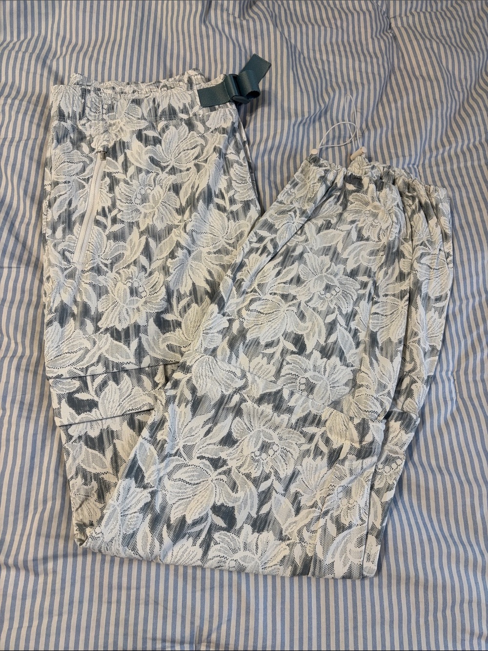 Athleta Trekkie convertible Cargo Joggers size 10